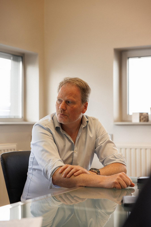 Schatter van Sabbe luistert aandachtig tijdens een bespreking aan de vergadertafel